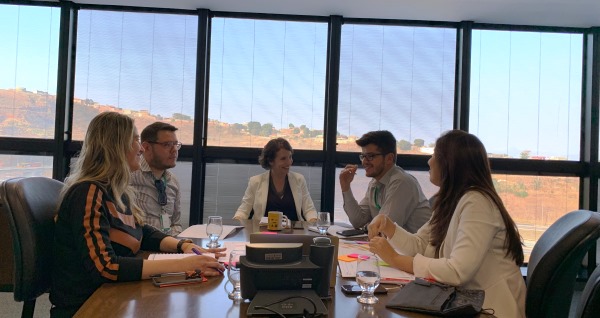 Secretária Julia Sant'Anna em conversa sobre a reestruturação com o diretor da Escola de Formação, Weinner Lopes Rodrigues, com a subsecretária de Desenvolvimento da Educação Básica da SEE/MG, Geniana Faria, com o diretor da E.E. Doutor Pompílio Guimarães, João Paulo Araújo, e com a pesquisadora da Teacher's College, Carolina Campos. Foto: Franciele Xavier (SEE/MG) Secretária Julia Sant'Anna em conversa sobre a reestruturação com o diretor da Escola de Formação, Weinner Lopes Rodrigues, com a subsecretária de Desenvolvimento da Educação Básica da SEE/MG, Geniana Faria, com o diretor da E.E. Doutor Pompílio Guimarães, João Paulo Araújo, e com a pesquisadora da Teacher's College, Carolina Campos. Foto: Franciele Xavier (SEE/MG)